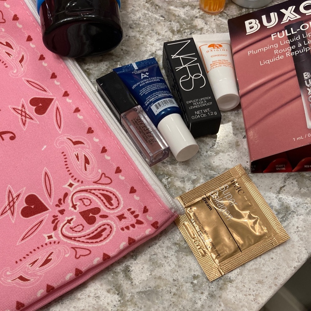 Makeup bags and samples. - Picture 5 of 5